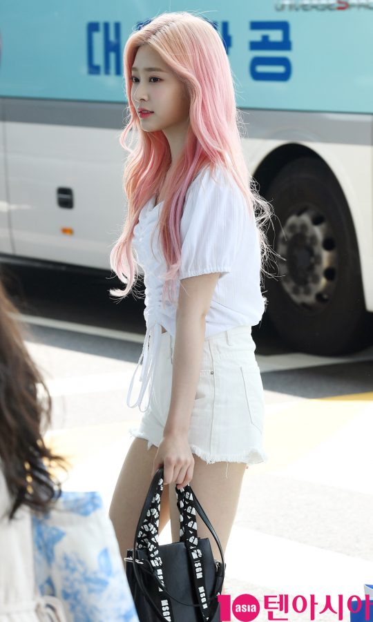 걸그룹 아이즈원(장원영, 미야와키 사쿠라, 조유리, 최예나, 안유진, 야부키 나코, 권은비, 강혜원, 혼다 히토미, 김채원, 김민주, 이채연) 김민주가 28일 오후 ‘IZ*ONE 1ST CONCERT [EYES ON ME] IN TAIPEI’ 단독콘서트 참석 차 인천국제공항을 통해 대만으로 출국하고 있다.