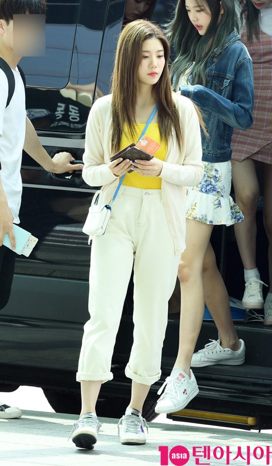 걸그룹 아이즈원(장원영, 미야와키 사쿠라, 조유리, 최예나, 안유진, 야부키 나코, 권은비, 강혜원, 혼다 히토미, 김채원, 김민주, 이채연) 권은비가 28일 오후 ‘IZ*ONE 1ST CONCERT [EYES ON ME] IN TAIPEI’ 단독콘서트 참석 차 인천국제공항을 통해 대만으로 출국하고 있다.