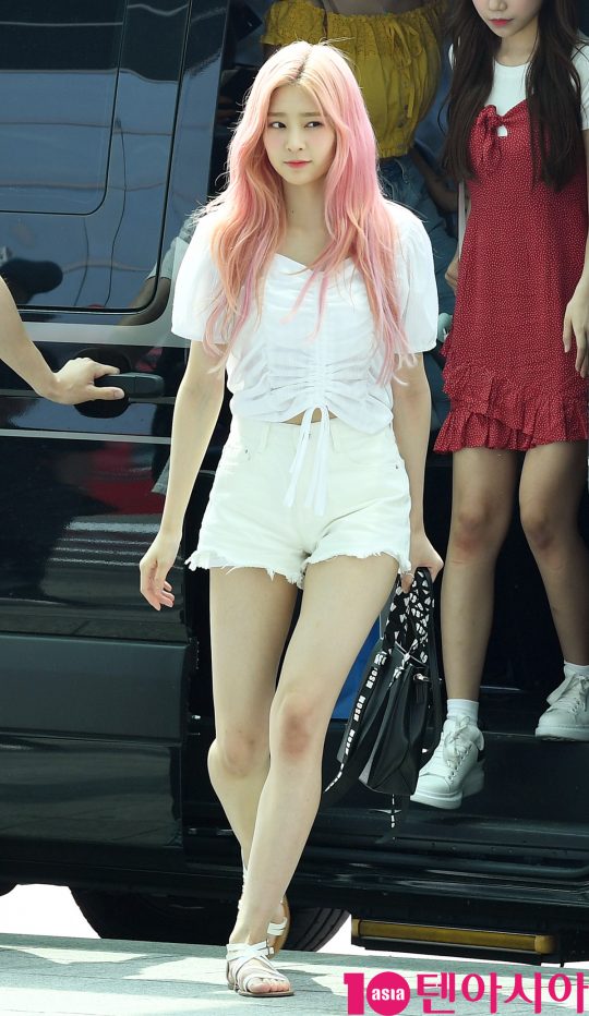 걸그룹 아이즈원(장원영, 미야와키 사쿠라, 조유리, 최예나, 안유진, 야부키 나코, 권은비, 강혜원, 혼다 히토미, 김채원, 김민주, 이채연) 김민주가 28일 오후 ‘IZ*ONE 1ST CONCERT [EYES ON ME] IN TAIPEI’ 단독콘서트 참석 차 인천국제공항을 통해 대만으로 출국하고 있다.