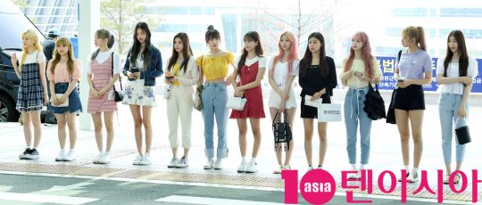 걸그룹 아이즈원(장원영, 미야와키 사쿠라, 조유리, 최예나, 안유진, 야부키 나코, 권은비, 강혜원, 혼다 히토미, 김채원, 김민주, 이채연)이 28일 오후 ‘IZ*ONE 1ST CONCERT [EYES ON ME] IN TAIPEI’ 단독콘서트 참석 차 인천국제공항을 통해 대만으로 출국하고 있다.