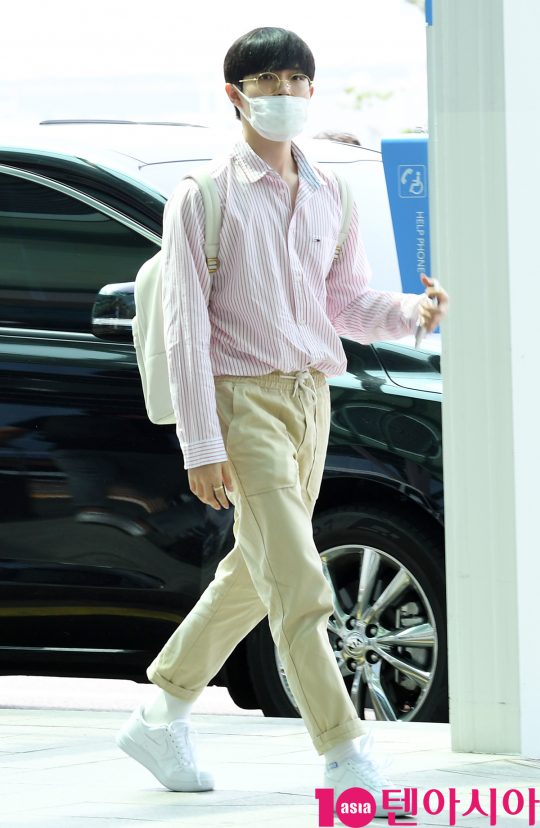 그룹 워너원 출신 김재환이 28일 오후 아시아 팬미팅 투어 참석 차 인천국제공항을 통해 인도네시아로 출국하고 있다.