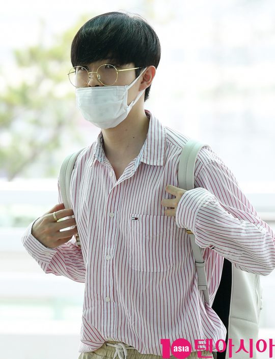 그룹 워너원 출신 김재환이 28일 오후 아시아 팬미팅 투어 참석 차 인천국제공항을 통해 인도네시아로 출국하고 있다.