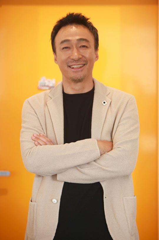영화 ‘비스트’에서 살인마를 잡기 위해 또 다른 살인을 은폐한 강력반 에이스 형사 한수를 연기한 배우 이성민./ 사진제공=NEW