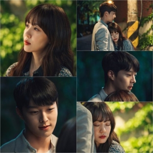 '검블유' 임수정X장기용, 심쿵 포옹 포착...'설렘 유발'