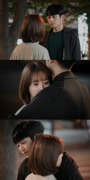 '봄밤' 한지민♥정해인, 한밤중 애틋한 포옹 '심장 두근'