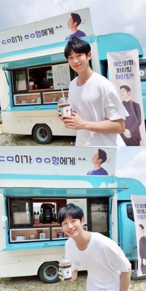 &#34;흰색 티셔츠일 뿐인데&#34;...정해인, 차은우 커피차 선물 인증