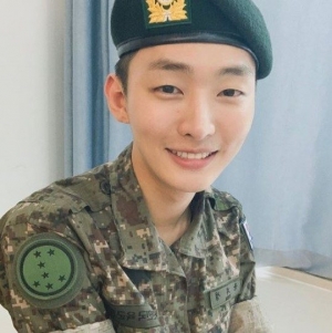 &#34;살 더 빠졌네&#34;...윤지성, 입대 후 첫 근황 &#39;미소 활짝&#39;