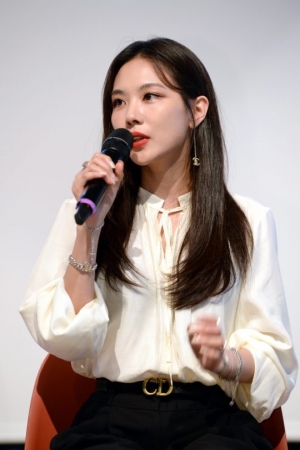 &#39;바 페르소나&#39; 페이 &#34;한국 예능 오랜만...긴장되고 떨려&#34;