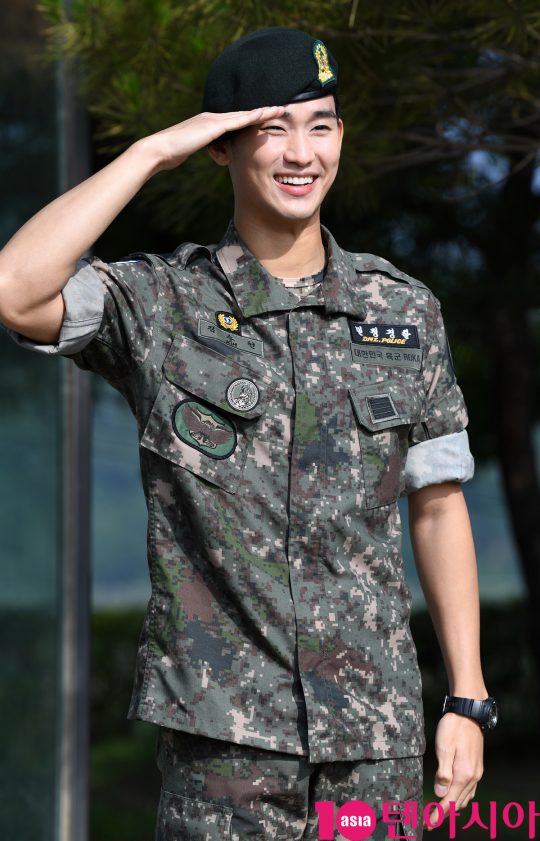배우 김수현이 1일 오전 경기도 파주시 임진각 평화의 종에서 열린 전역식에 참석하고 있다.