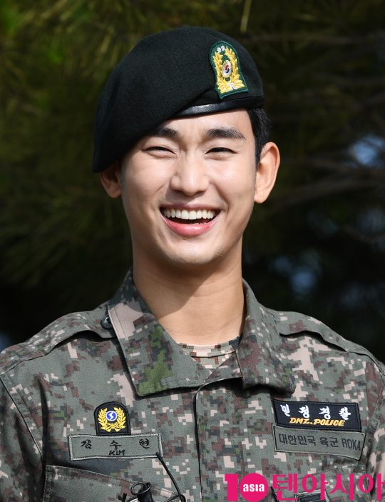 배우 김수현이 1일 오전 경기도 파주시 임진각 평화의 종 앞에서 열린 전역식에 참석하고 있다.