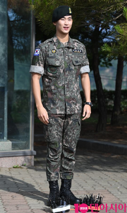 배우 김수현이 1일 오전 경기도 파주시 임진각 평화의 종 앞에서 열린 전역식에 참석하고 있다.
