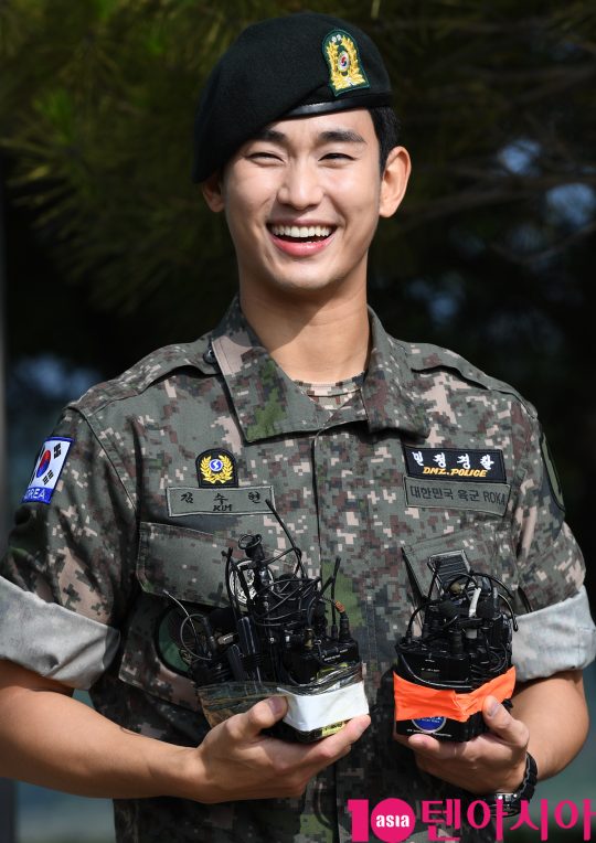 배우 김수현이 1일 오전 경기도 파주시 임진각 평화의 종에서 열린 전역식에 참석하고 있다.