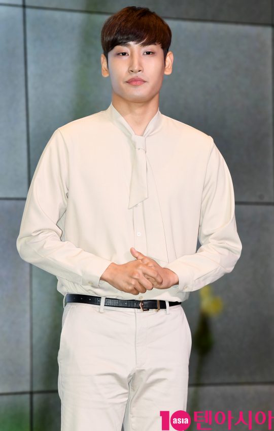 가수 박재정이 1일 오후 서울 삼성동 슈피겐홀에서 열린 미니2집 ‘노랫말’ 쇼케이스에 참석하고 있다.