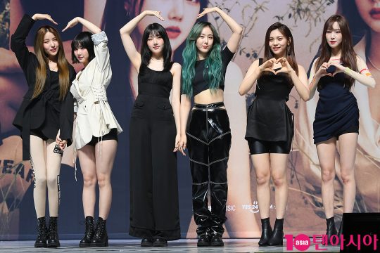 그룹 여자친구의 소원(왼쪽부터), 은하, 예린, 신비, 엄지, 유주가 1일 오후 서울 광장동 예스24라이브홀에서 일곱 번째 미니앨범 ‘피버 시즌(FEVER SEASON)’ 발매 기념 쇼케이스를 개최했다. / 이승현 기자 lsh87@