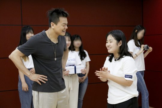 가수 박진영(왼쪽). / 제공=JYP엔터테인먼트