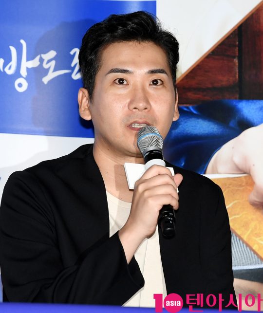 남대중 감독이 2일 오후 서울 한강로3가 CGV 용산아이파크몰점에서 열린 영화 ‘기방도령’ 언론시사회에서 영화에 대해 설명하고 있다.
