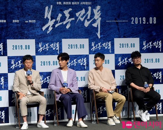 배우 유해진(왼쪽부터), 류준열, 조우진, 원신연 감독이 3일 오전 서울 강남구 신사동 CGV압구정에서 열린 영화 ‘봉오동 전투’ 제작보고회에 참석했다. /서예진 기자 yejin@