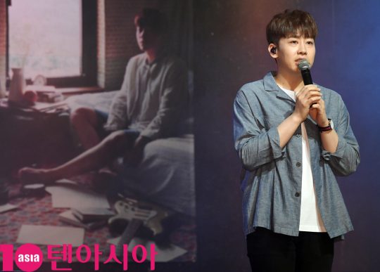 가수 오왠(O.WHEN)이 3일 오후 서울 서교동 하나투어 브이홀에서 열린 첫 번째 정규 음반 ‘룸 오(Room O)’ 쇼케이스에 참석하고 있다.