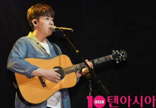 가수 오왠(O.WHEN)이 3일 오후 서울 서교동 하나투어 브이홀에서 열린 첫 번째 정규 음반 ‘룸 오(Room O)’ 쇼케이스에 참석해 멋진공연을 선보이고 있다.