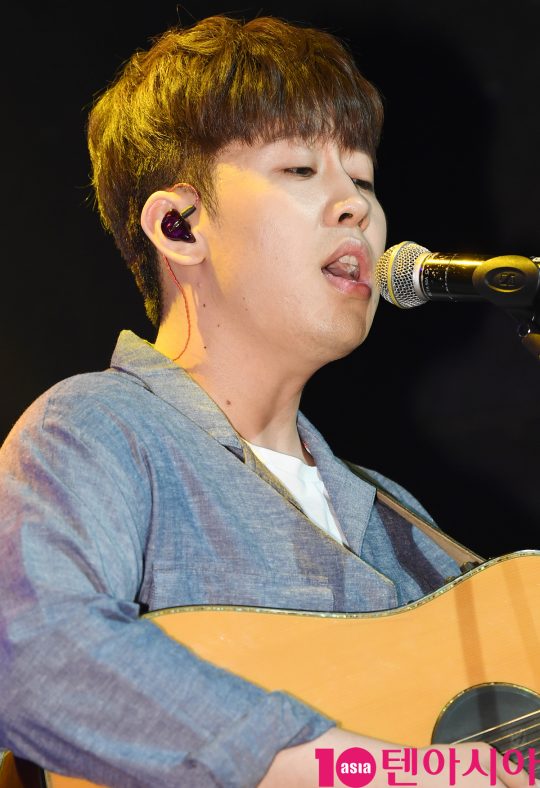 가수 오왠(O.WHEN)이 3일 오후 서울 서교동 하나투어 브이홀에서 열린 첫 번째 정규 음반 ‘룸 오(Room O)’ 쇼케이스에 참석해 멋진공연을 선보이고 있다.