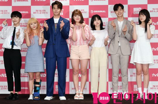 그룹 온앤오프의 라운(왼쪽부터), 소녀주의보의 구슬, 배우 정민규, 소녀주의보의 샛별, 신세휘, 허니스트 출신 김철민, 김예론이 4일 오후 서울 여의도동 켄싱턴호텔에서 열린 tvN D의 새 웹드라마 ‘통통한 연애2’ 제작발표회에 참석했다./ 조준원 기자 wizard333@