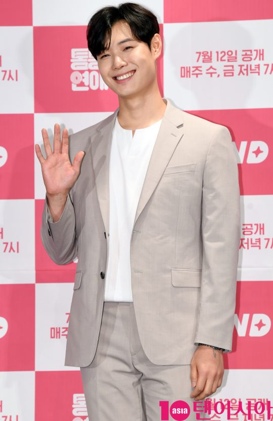그룹 허니스트 출신의 김철민이 4일 오후 서울 여의도 켄싱턴호텔에서 열린 tvN D의 새 웹드라마 ‘통통한 연애2’ 제작발표회에 참석하고 있다.