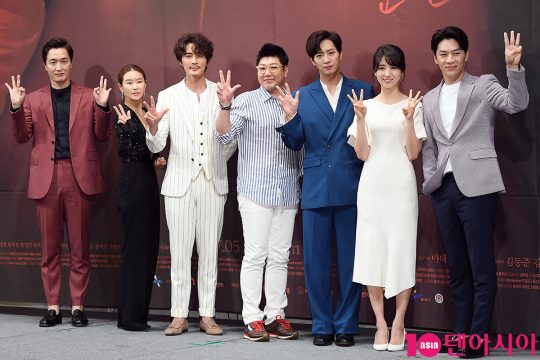 최병모(왼쪽부터), 예지원, 조동혁, 김정민 감독, 이상엽, 박하선, 정상훈
