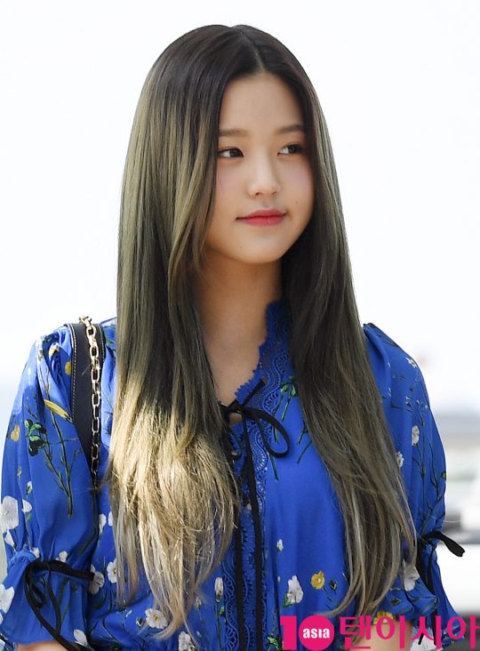 걸그룹 아이즈원(장원영, 미야와키 사쿠라, 조유리, 최예나, 안유진, 야부키 나코, 권은비, 강혜원, 혼다 히토미, 김채원, 김민주, 이채연) 장원영이 5일 오전 ‘케이콘 2019 뉴욕’ 참석차 인천국제공항을 통해 미국 뉴욕으로 출국하고 있다.