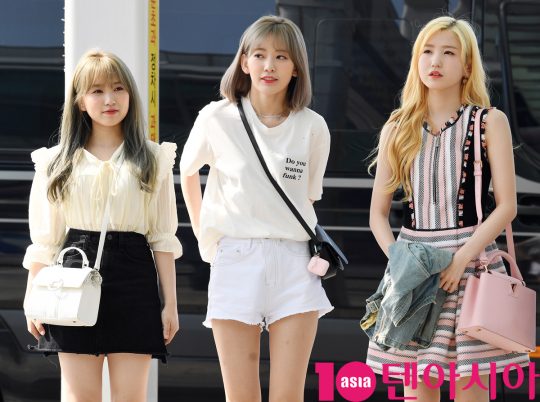 걸그룹 아이즈원(장원영, 미야와키 사쿠라, 조유리, 최예나, 안유진, 야부키 나코, 권은비, 강혜원, 혼다 히토미, 김채원, 김민주, 이채연)  혼다 히토미,미야와키 사쿠라,야부키 나코가 5일 오전 ‘케이콘 2019 뉴욕’ 참석차 인천국제공항을 통해 미국 뉴욕으로 출국하고 있다.