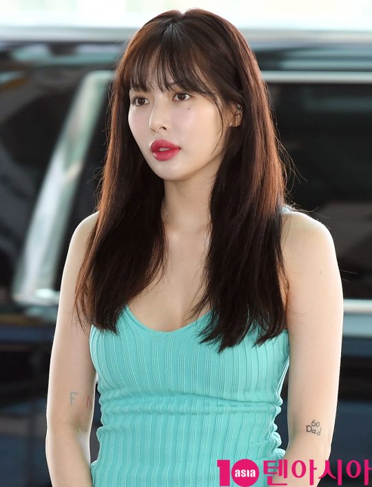 가수 현아가 5일 오전 해외일정 참석차 인천국제공항을 통해 대만으로 출국하고 있다.