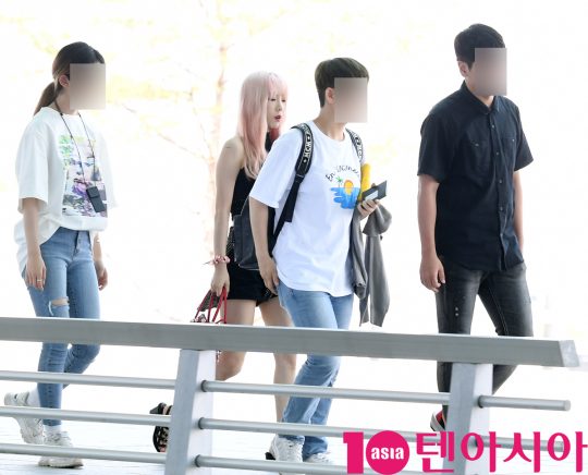걸그룹 소녀시대 태연이 5일 오전 ‘홍콩 슈퍼콘서트’ 참석차 인천국제공항을 통해 홍콩으로 출국하고 있다.