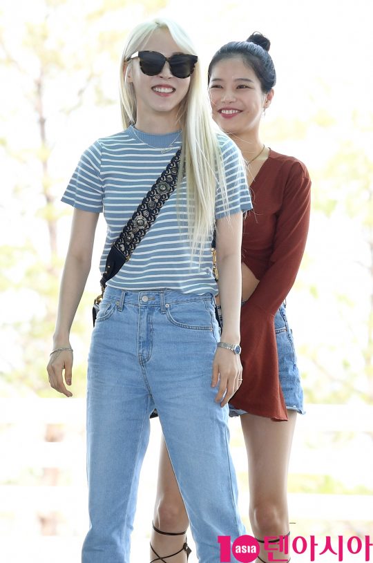 걸그룹 마마무(솔라,문별,휘인,화사) 문별과 솔라가 5일 오전 ‘홍콩 슈퍼콘서트’ 참석차 인천국제공항을 통해 홍콩으로 출국하고 있다.
