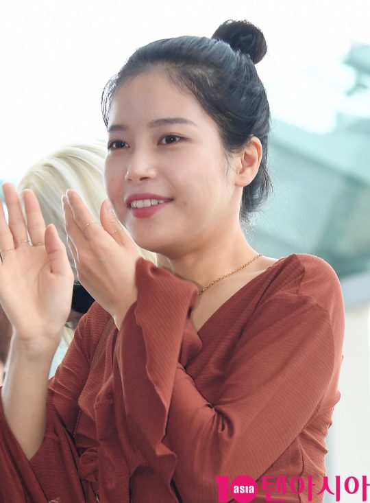 걸그룹 마마무(솔라,문별,휘인,화사) 솔라가 5일 오전 ‘홍콩 슈퍼콘서트’ 참석차 인천국제공항을 통해 홍콩으로 출국하고 있다.