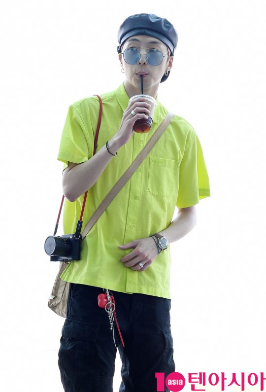 그룹 위너(강승윤, 송민호, 김진우, 이승훈) 강승윤이 5일 오전 ‘홍콩 슈퍼콘서트’ 참석차 인천국제공항을 통해 홍콩으로 출국하고 있다.