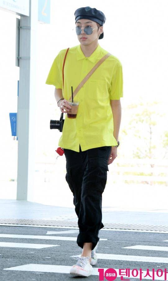 그룹 위너(강승윤, 송민호, 김진우, 이승훈) 강승윤이 5일 오전 ‘홍콩 슈퍼콘서트’ 참석차 인천국제공항을 통해 홍콩으로 출국하고 있다.