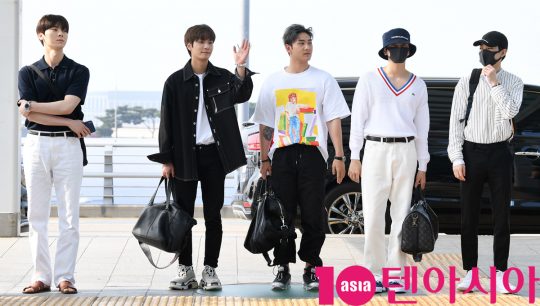 그룹 뉴이스트(JR, Aron, 백호, 민현, 렌)가 5일 오전 ‘케이콘 2019 뉴욕’ 참석차 인천국제공항을 통해 미국 뉴욕으로 출국하고 있다.