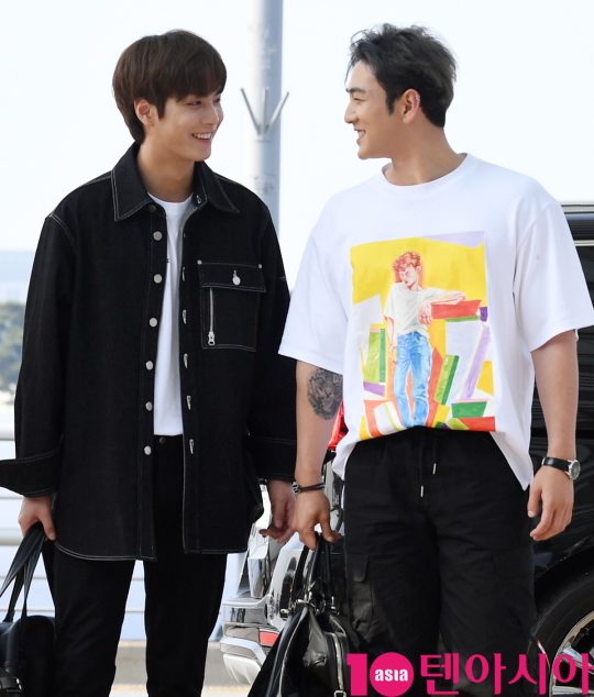 그룹 뉴이스트(JR, Aron, 백호, 민현, 렌) JR,백호가 5일 오전 ‘케이콘 2019 뉴욕’ 참석차 인천국제공항을 통해 미국 뉴욕으로 출국하고 있다.