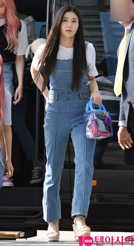 걸그룹 아이즈원(장원영, 미야와키 사쿠라, 조유리, 최예나, 안유진, 야부키 나코, 권은비, 강혜원, 혼다 히토미, 김채원, 김민주, 이채연) 권은비가 5일 오전 ‘케이콘 2019 뉴욕’ 참석차 인천국제공항을 통해 미국 뉴욕으로 출국하고 있다.
