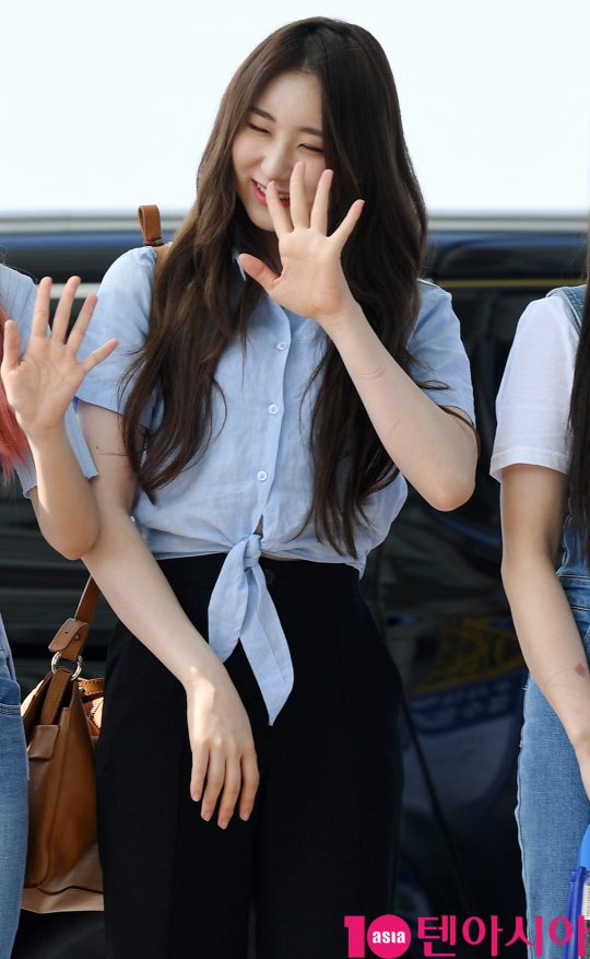 걸그룹 아이즈원(장원영, 미야와키 사쿠라, 조유리, 최예나, 안유진, 야부키 나코, 권은비, 강혜원, 혼다 히토미, 김채원, 김민주, 이채연) 이채연이 5일 오전 ‘케이콘 2019 뉴욕’ 참석차 인천국제공항을 통해 미국 뉴욕으로 출국하고 있다.