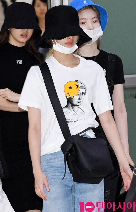 걸그룹 트와이스(나연, 정연, 모모, 사나, 지효, 미나, 다현, 채영, 쯔위) 사나가 6일 오전 일본 TV아사히 뮤직스테이션 방송을 마치고 김포국제공항을 통해 입국하고 있다.