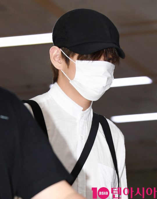 그룹 방탄소년단(RM, 슈가, 진, 제이홉, 지민, 뷔, 정국) 뷔가 8일 오후 일본 오사카 얀마 스타디움 나가이에서 ‘LOVE YOURSELF: SPEAK YOURSELF’ 투어를 마치고 김포국제공항을 통해 입국하고 있다.