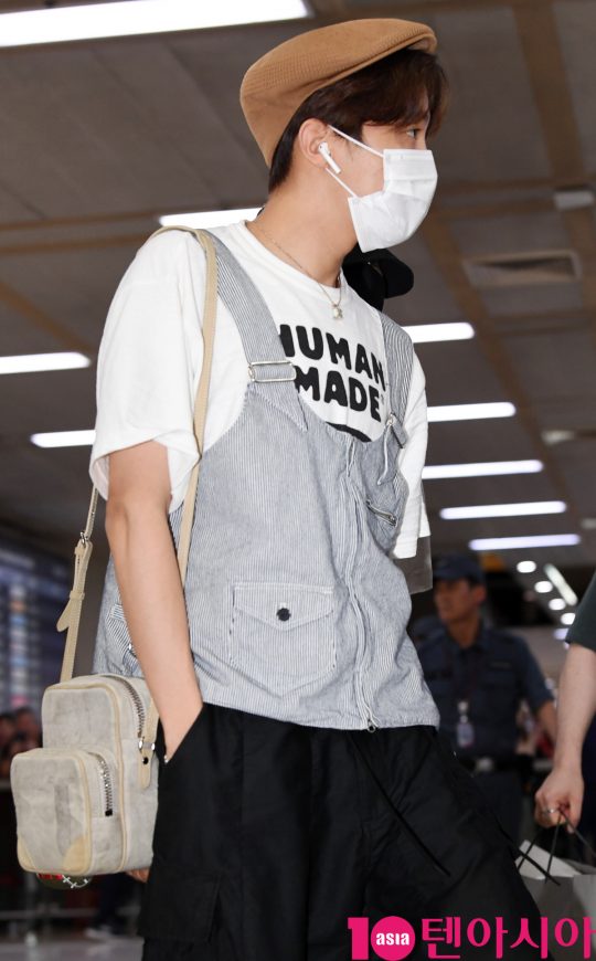 그룹 방탄소년단(RM, 슈가, 진, 제이홉, 지민, 뷔, 정국) 제이홉이 8일 오후 일본 오사카 얀마 스타디움 나가이에서 ‘LOVE YOURSELF: SPEAK YOURSELF’ 투어를 마치고 김포국제공항을 통해 입국하고 있다.