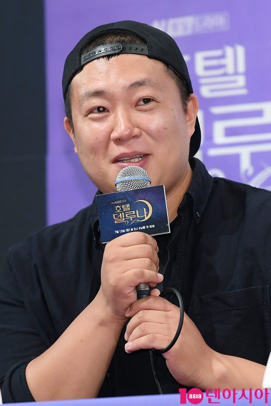 오충환 감독이 8일 오후 서울 논현동 임피리얼팰리스호텔에서 열린 tvN 드라마 ‘호텔 델루나’ 제작발표회에 참석해 인사말을 하고 있다.