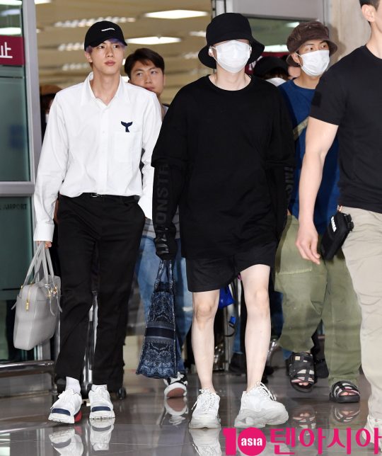 그룹 방탄소년단(RM, 슈가, 진, 제이홉, 지민, 뷔, 정국) 진,슈가,RM이 8일 오후 일본 오사카 얀마 스타디움 나가이에서 ‘LOVE YOURSELF: SPEAK YOURSELF’ 투어를 마치고 김포국제공항을 통해 입국하고 있다.