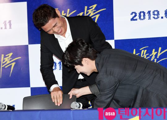 배우 장두홍과 류덕환이 8일 오후 서울 한강로3가 CGV 용산아이파크몰점에서 열린 영화 ‘난폭한 기록’ 언론시사회에 참석고 있다.