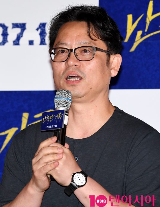 하원준 감독이 8일 오후 서울 한강로3가 CGV 용산아이파크몰점에서 열린 영화 ‘난폭한 기록’ 언론시사회에 참석하고 있다.
