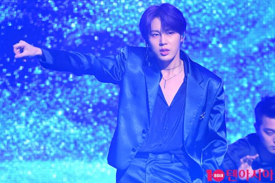 가수 하성운이 8일 오후 서울 광장동 예스24라이브홀에서 열린 두 번째 미니앨범 ‘BXXX’ 발매 기념 쇼케이스에서 타이틀곡 ‘블루(BLUE)’ 무대를 선보였다. / 이승현 기자 lsh87@