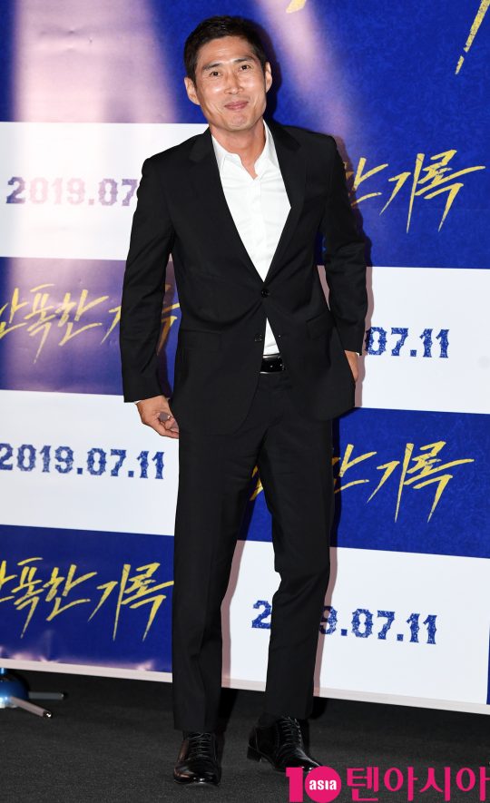 배우 정두홍이 8일 오후 서울 한강로3가 CGV 용산아이파크몰점에서 열린 영화 ‘난폭한 기록’ 언론시사회에 참석하고 있다.