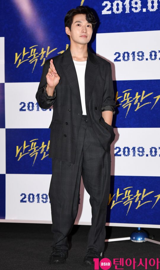 배우 류덕환이 8일 오후 서울 한강로3가 CGV 용산아이파크몰점에서 열린 영화 ‘난폭한 기록’ 언론시사회에 참석하고 있다.