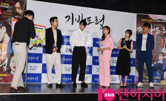 정소민, 최귀화, 예지원, 공명,남대중 감독이 8일 오후 서울 신천동 롯데시네마 월드타워점에서 열린 영화 ‘기방도령’ 레드카펫 행사에 참석했다.